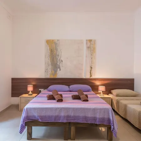 Sea Spray 3 Bedroom In St Julian's, Just Off The Seafront شقة *